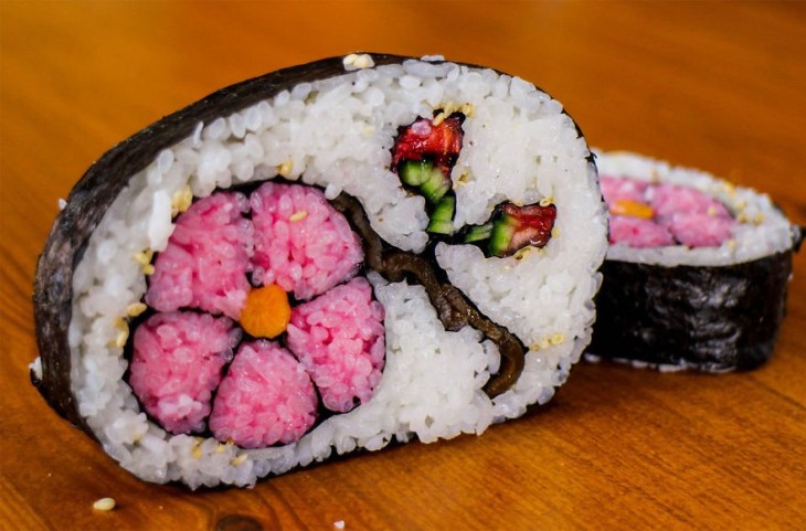 sushi com una decoracionn de una flor de color rosa