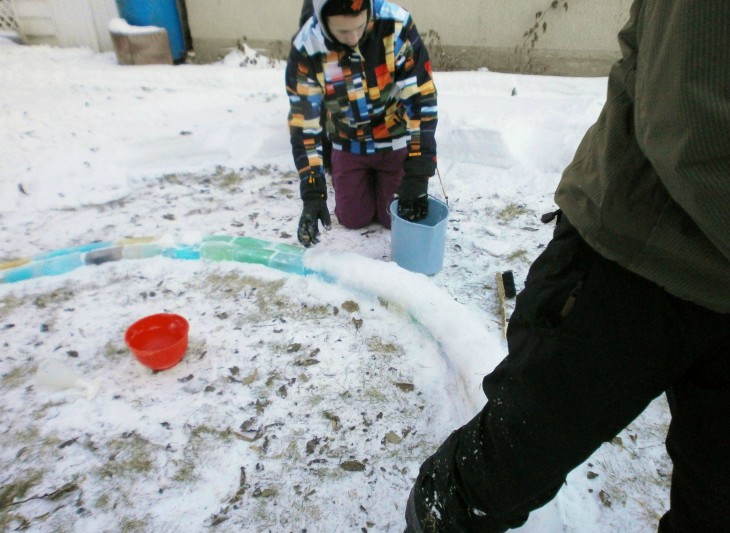 pareja construye iglu con cajas de leche