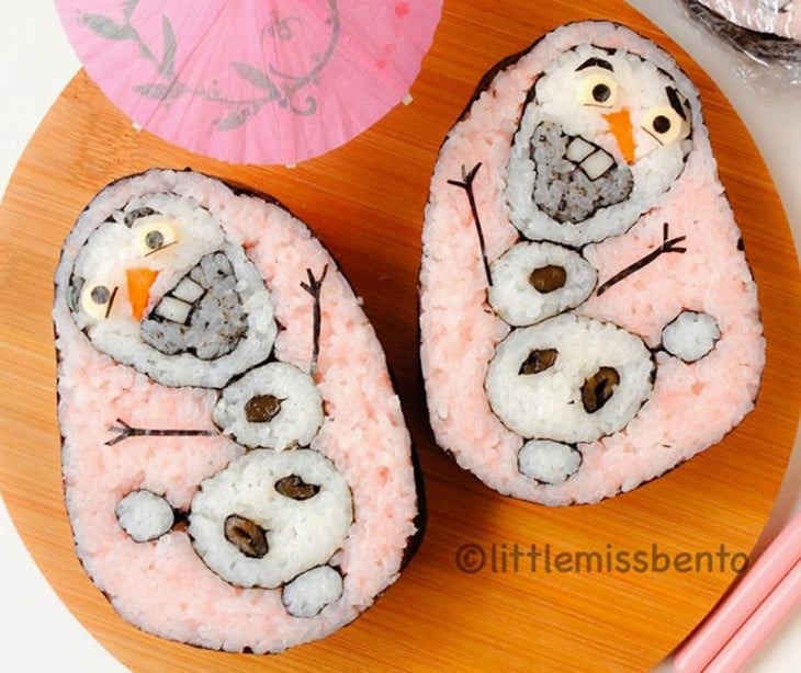 sushi de color rosa con monos de nieve