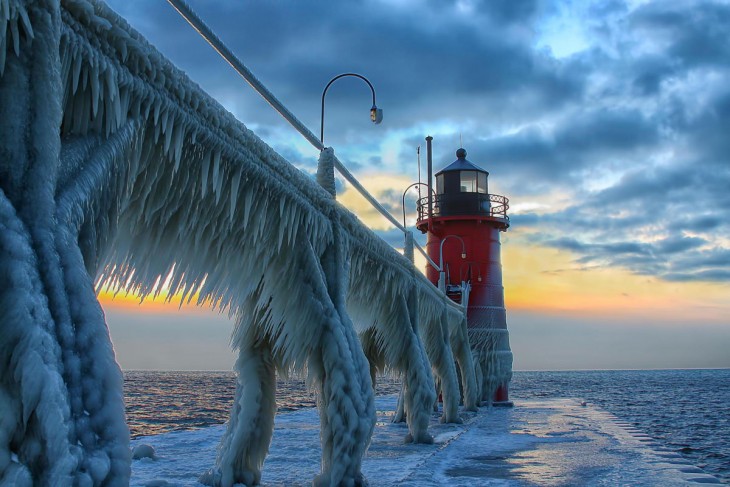 faro cubierto de nieve