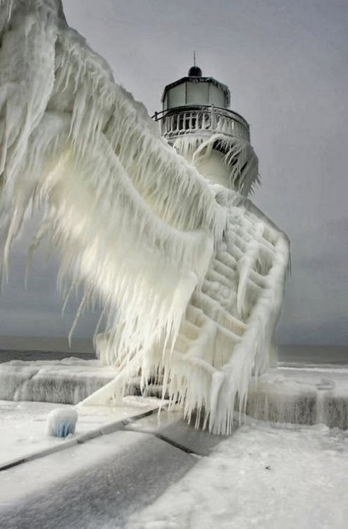 faro cubierto de nieve