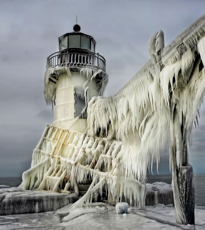 faro cubierto de nieve