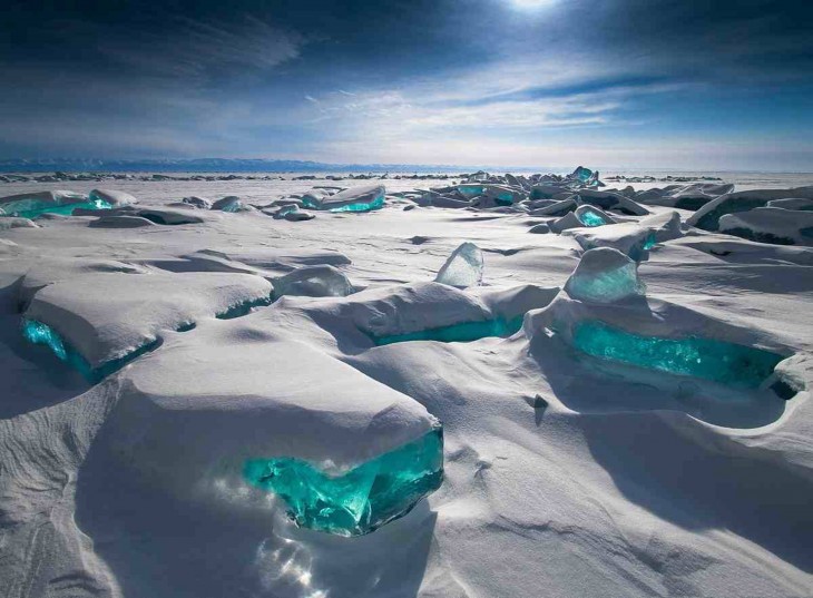 rio lleno de nieve y congelado