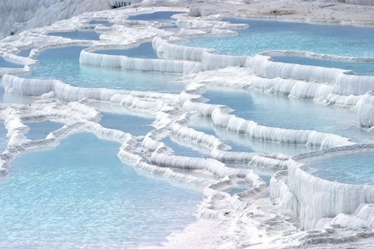 rio congelado y nieve