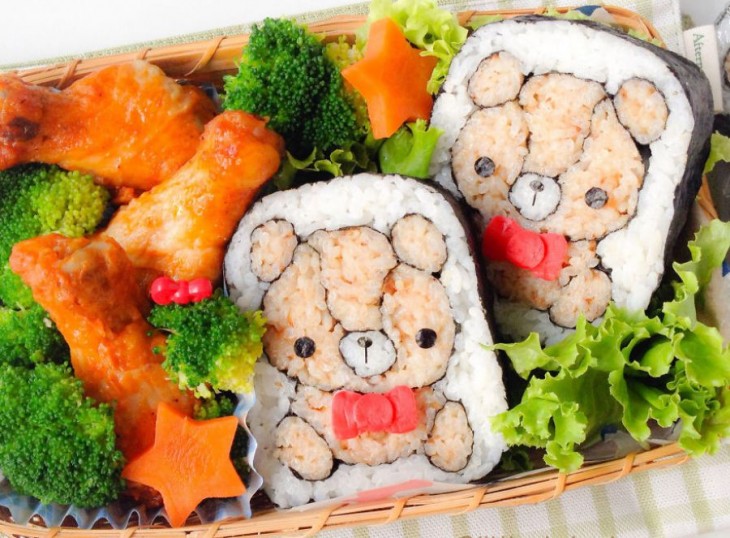 sushi en forma de ositos acompañados de lechuga