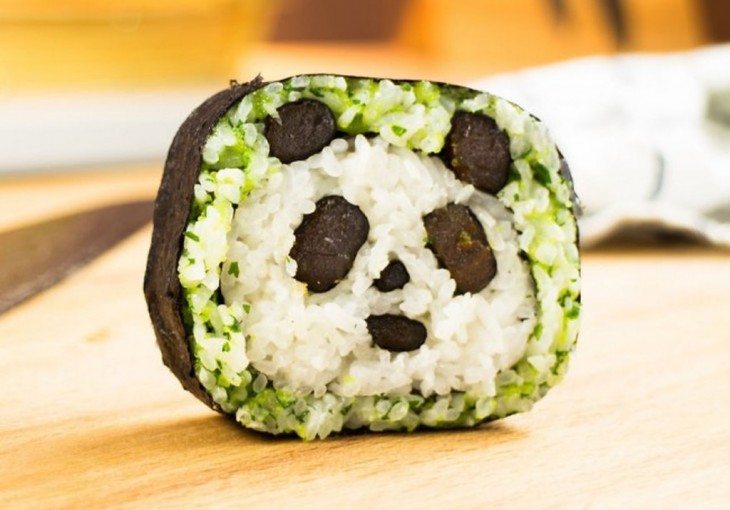 sushi en forma de panda en el centro