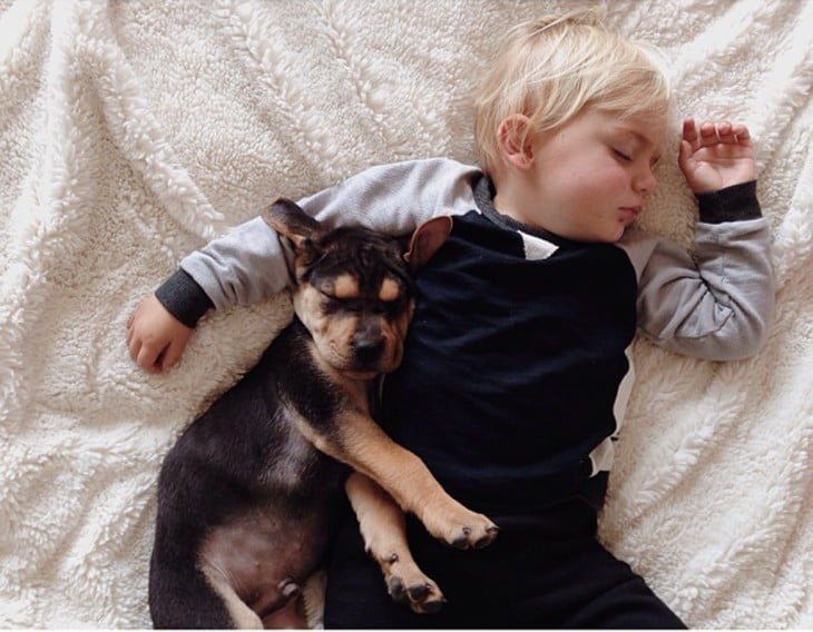 niño dormido con pijama