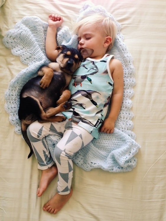 niño dormido con una pijama de patos