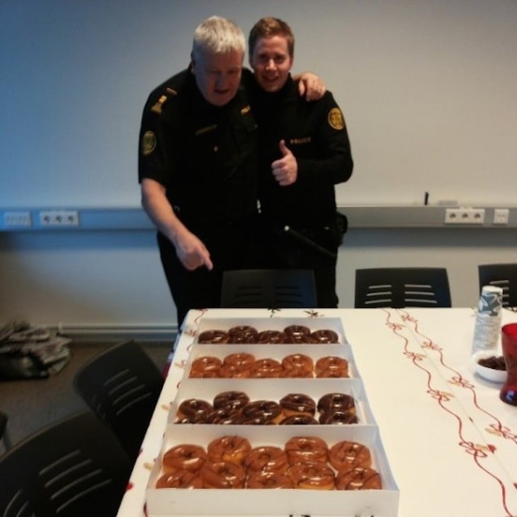 policía comiendo donas