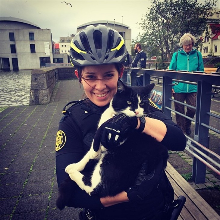 policía con gato