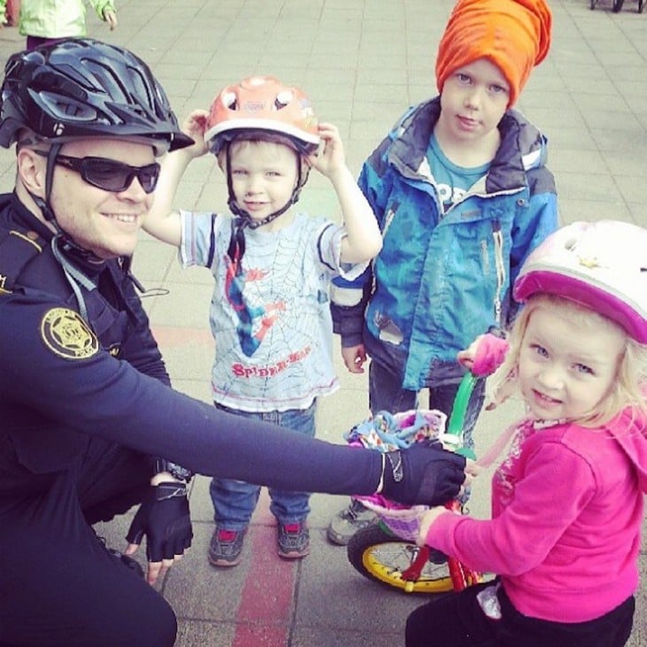 policía con nenes