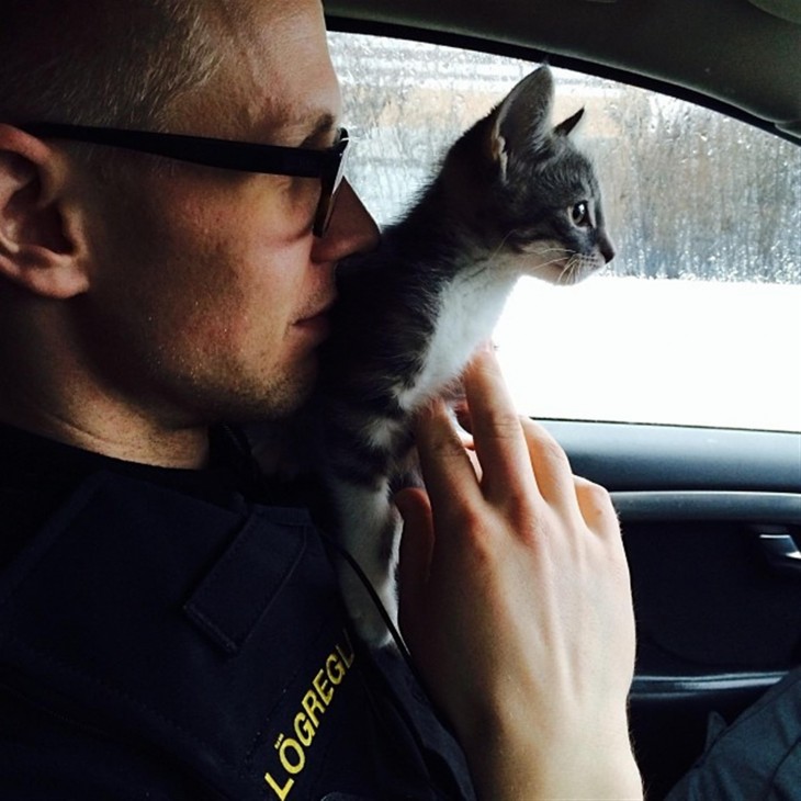 policía con gato