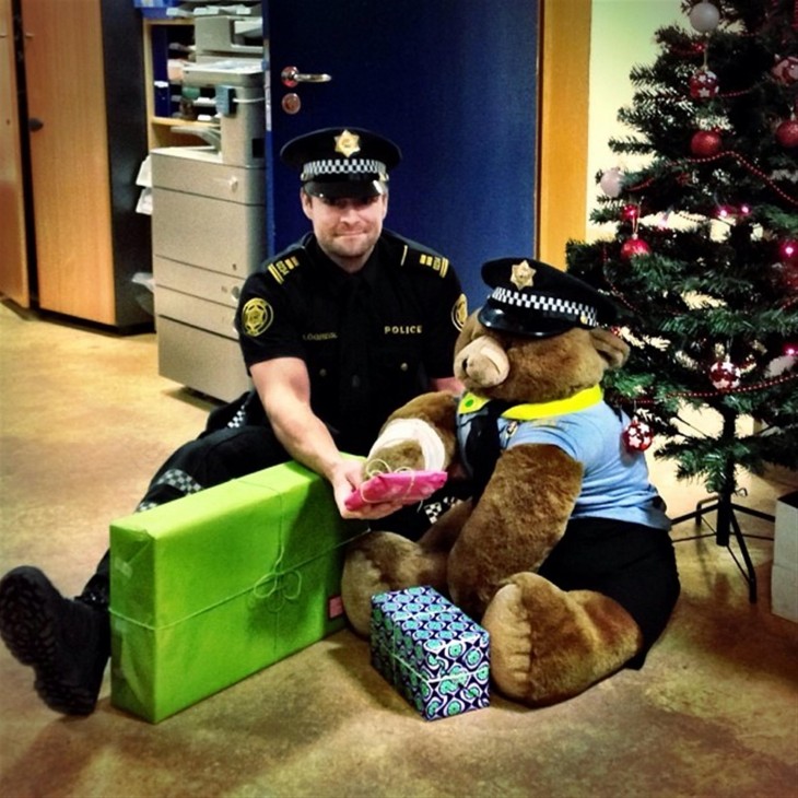 policía con regalos