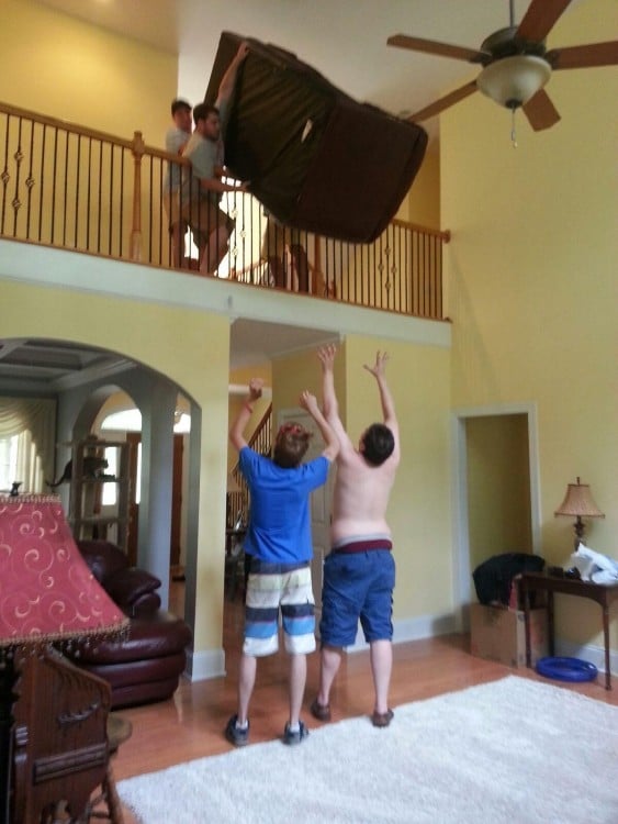 hombres bajando un sillon