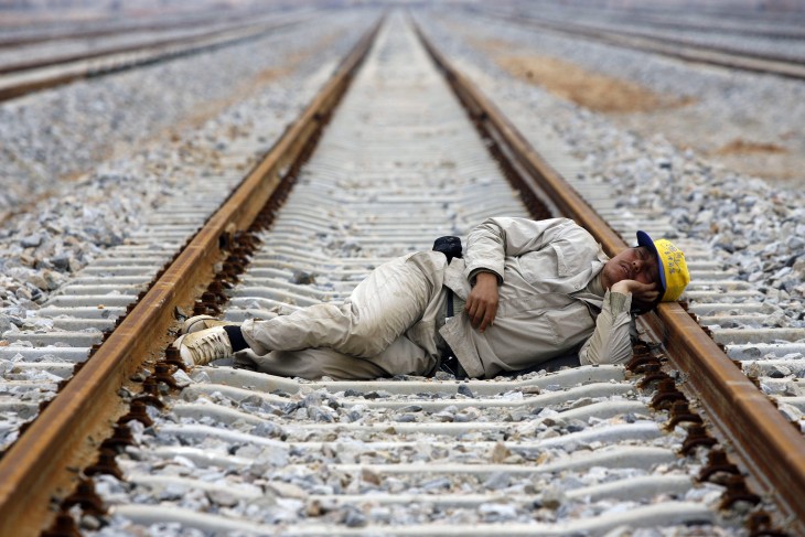 hombre durmiendo en vias del tren