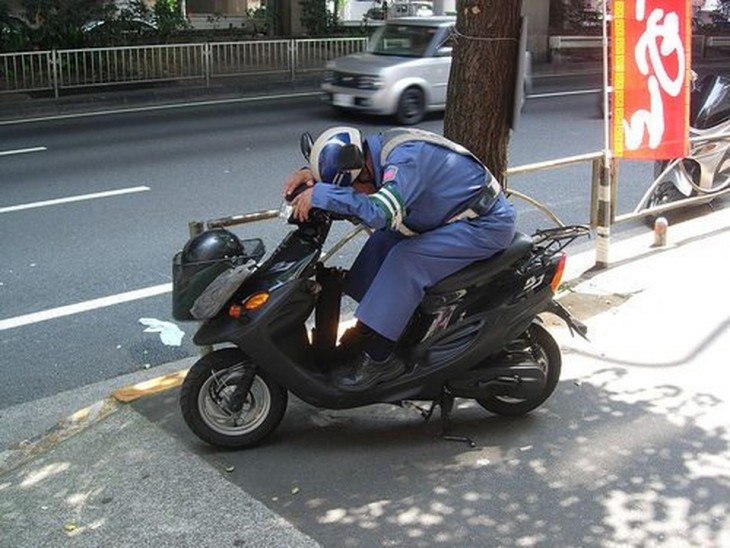 durmiendo en la moto