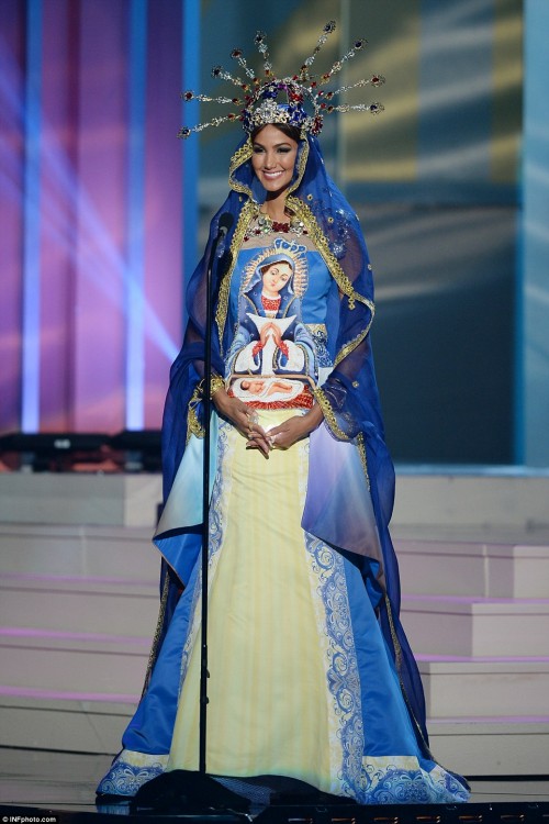 miss con un traje tipico parecido al de la virgen maria