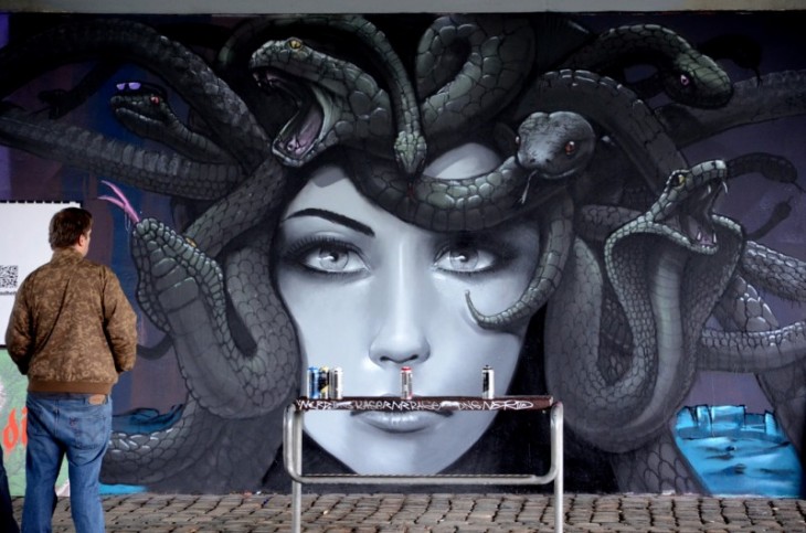 mural de una medusa que tiene en su boca una banca 