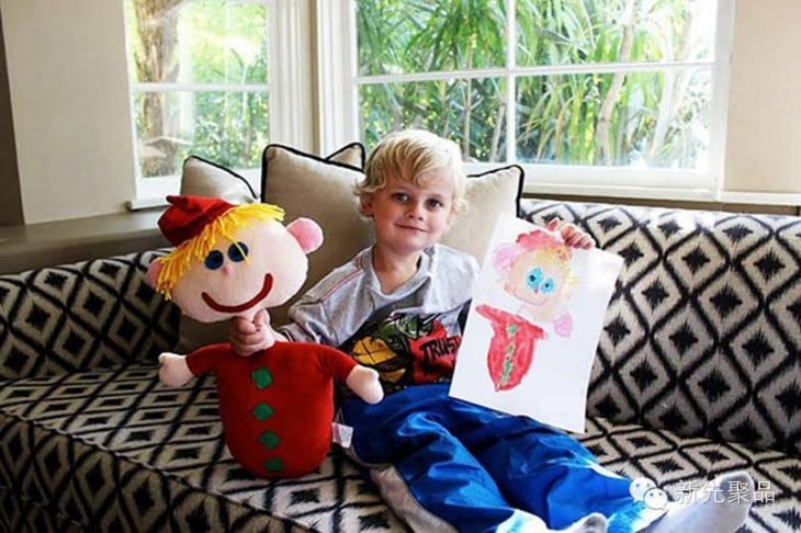 NIÑO SOSTENIENDO SU PELUCHE FELIZ