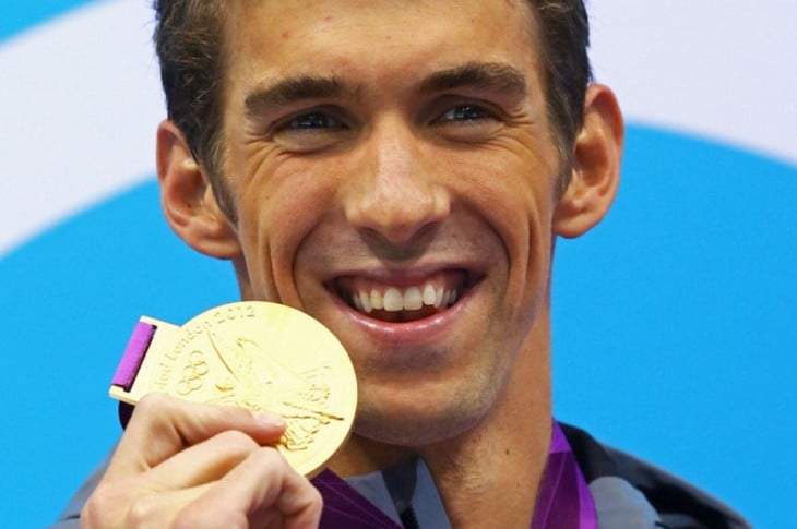 nadador olimpico michael phelps con su medalla de oro