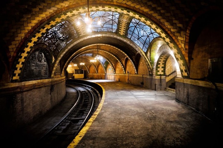 estacion con arcos que tienen azulejos en forma de trenzas