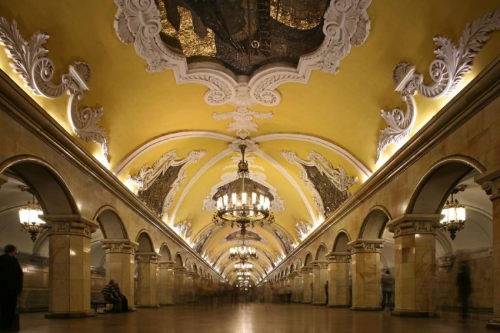 estación del metro con decoracion clasica candelabros y murales