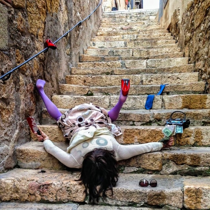 chica en escalera, cayendo de cara al suelo