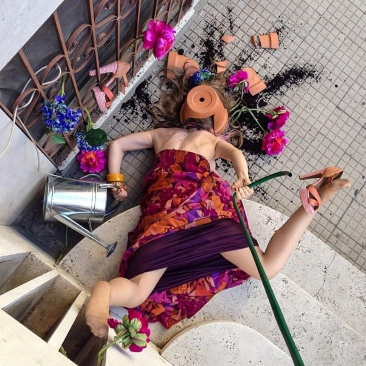 mujer regando plantas, cayendo de cara al suelo