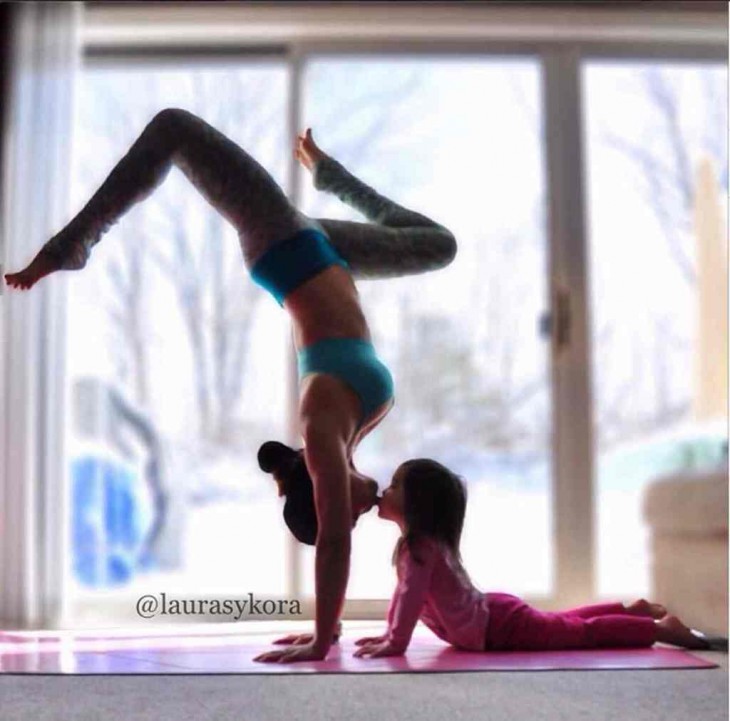 Madre E Hija Realizan Yoga Juntas Y Toman Fotos