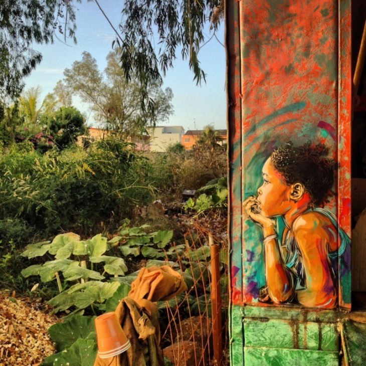 niña viendo al horioznte en donde se ve la selva