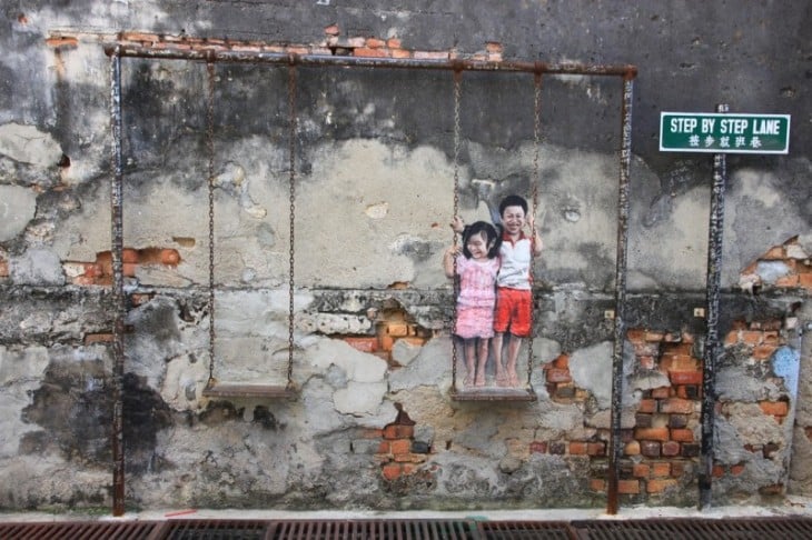 imagenes de dos niños que estan arriba de un columpio