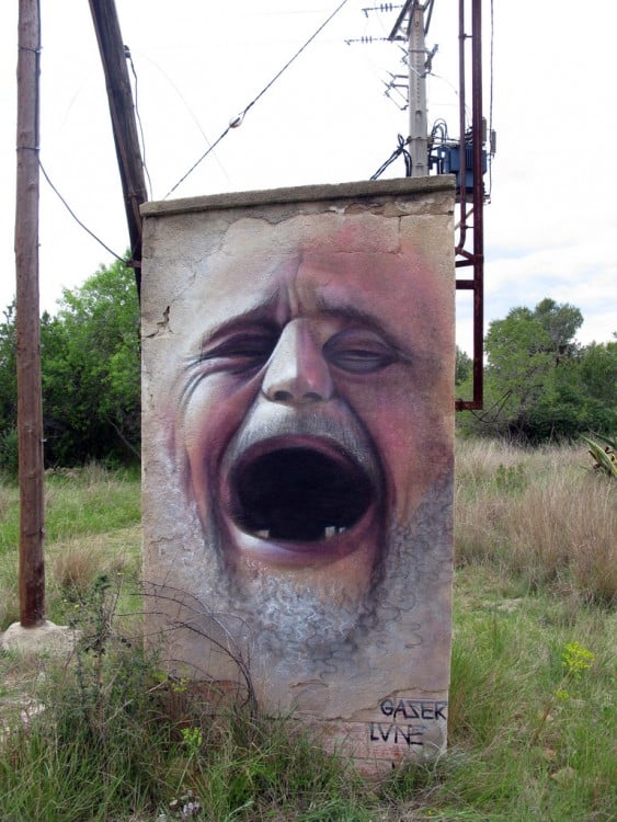 muro pintado con una persona gritando de dolor