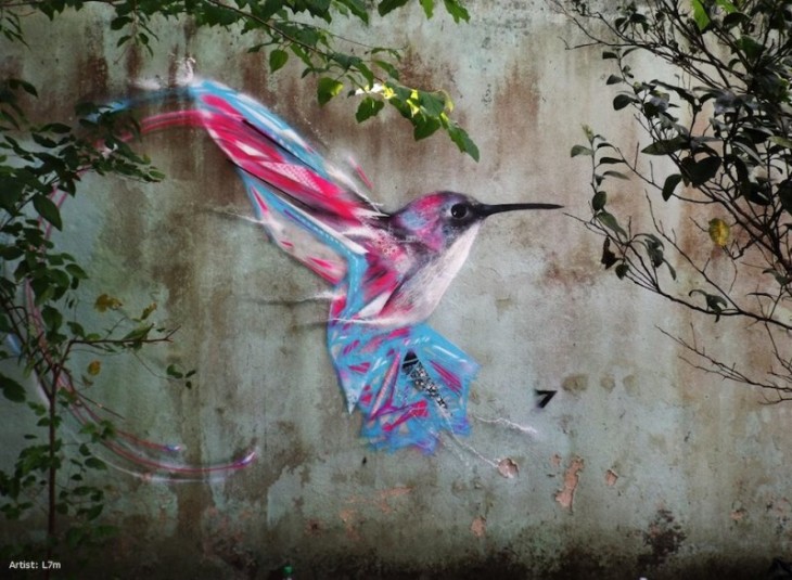 colibri pintado en un mural oliendo las flores