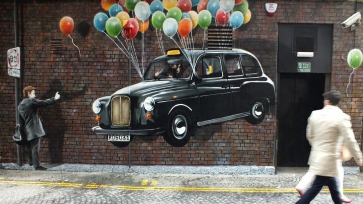 mural en donde se muestra un carro que se eleva por uno slboso