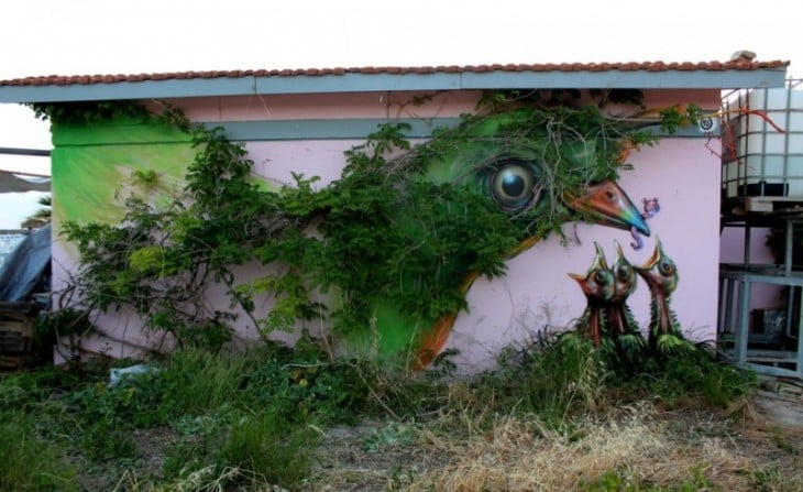 pajaro que es creado por el follaje que se encuentra en una pared