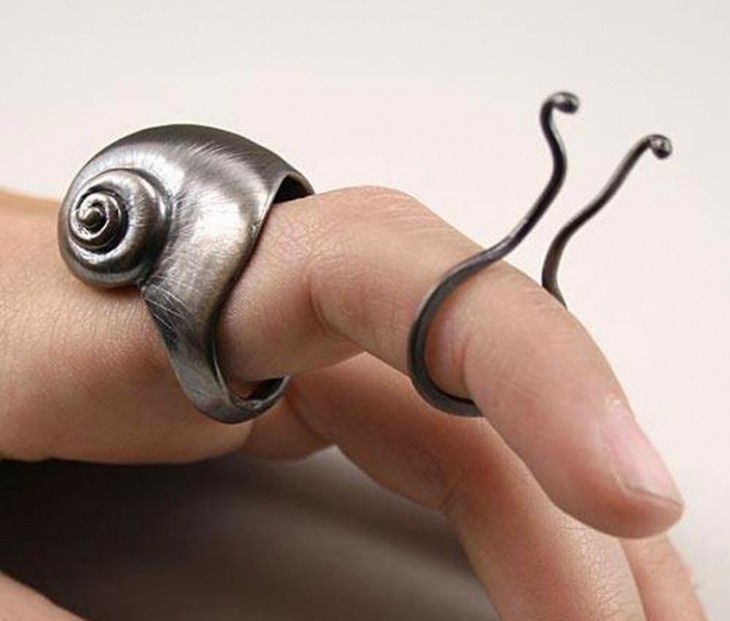 anillo en forma de caracol con antenas