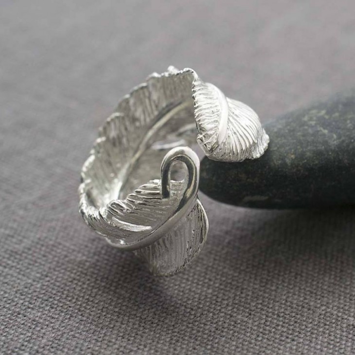 anillo de plata en forma de una pluma