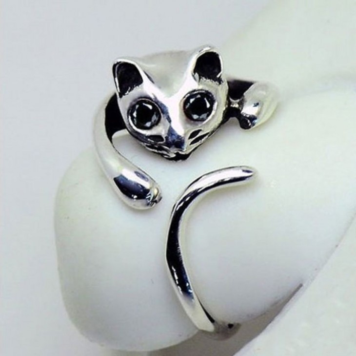 anillo de plata con la figura de un gato