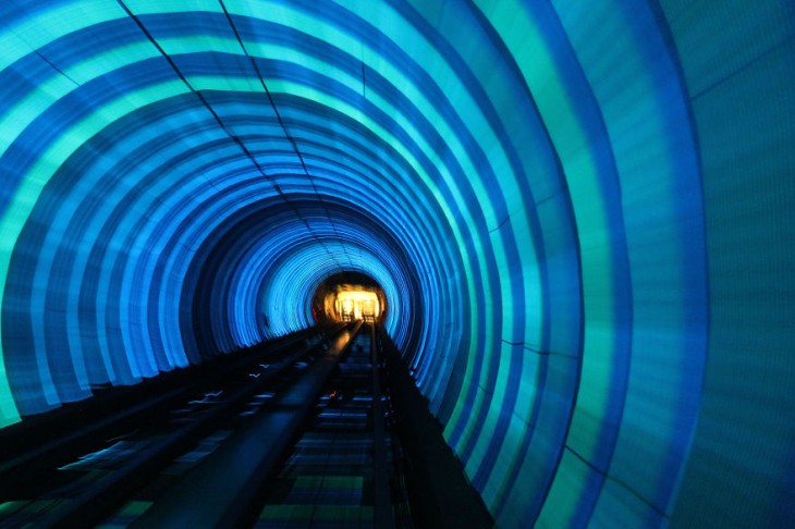 luces de color azul en el tunel del metro