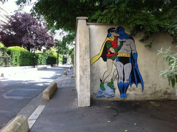 imagen donde batman se besa con robin abao de un arbol