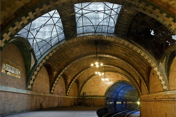 estacion del metro que parece un tunel en nueva york