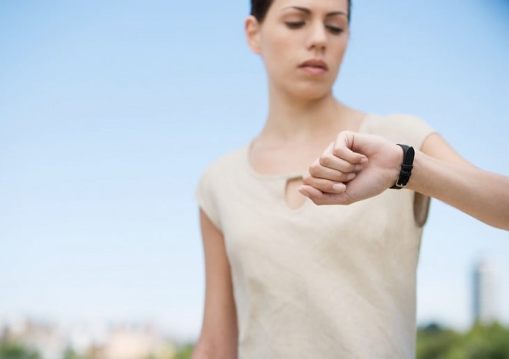 mujer revisando su reloj del tiempo