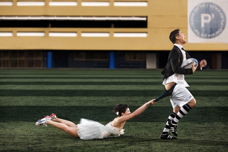 novio corriendo en el campo de futbol americano