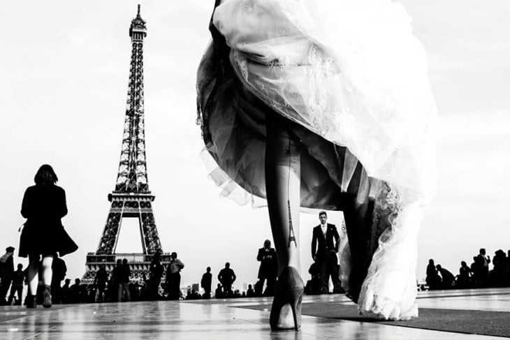 romantica boda en paris con el tatuaje de la novia de la torre eifel