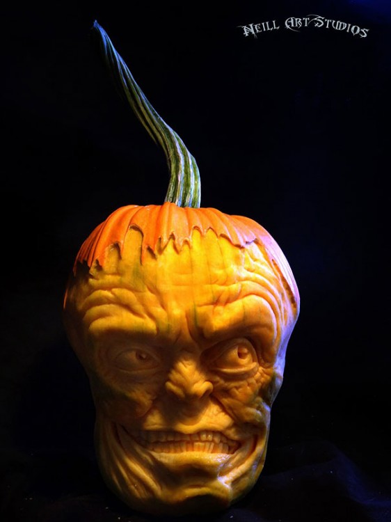 calabaza con el tallo largo y cara de hombre maligno