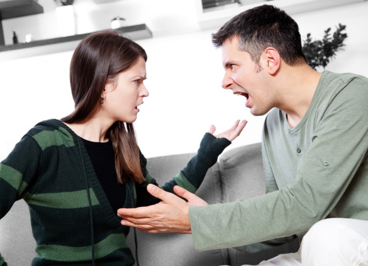 pareja pelando sentados en un sillon 