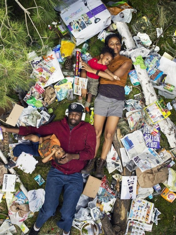 Gregg Sega fotografía pareja de color con hijos en medio de la basura acumulada durante 7 dias