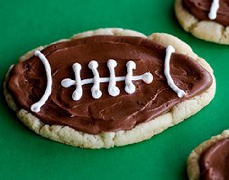 galleta de chocolate en forma de balon de futbol americano