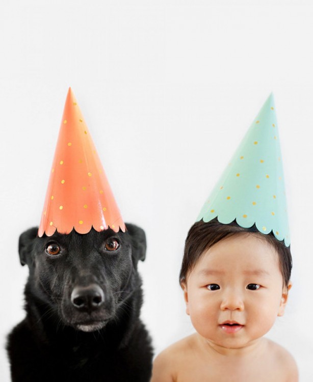 bebe chino con perro negro disfrazados