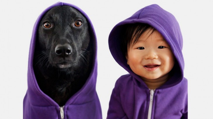 bebe chino con perro negro disfrazados